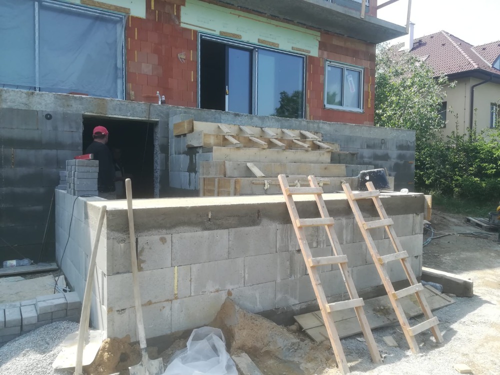 Schodiště, terasy a dlažba