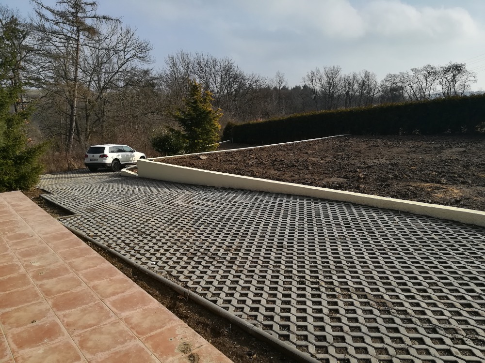 Schodiště, terasy a dlažba