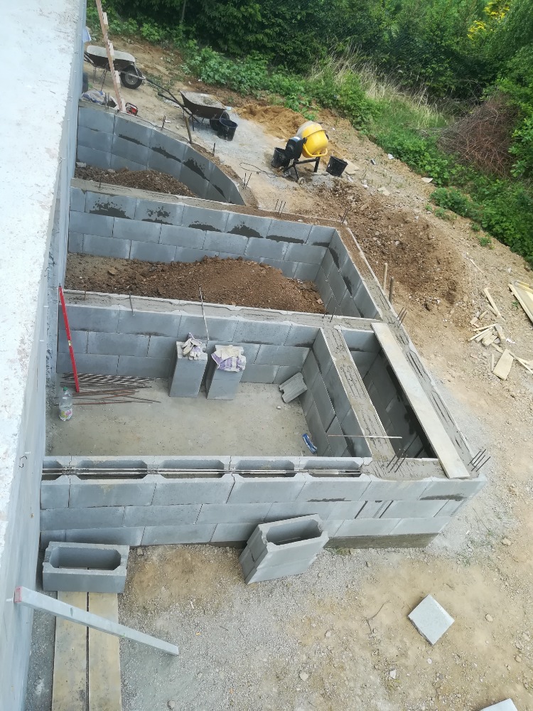 Schodiště, terasy a dlažba