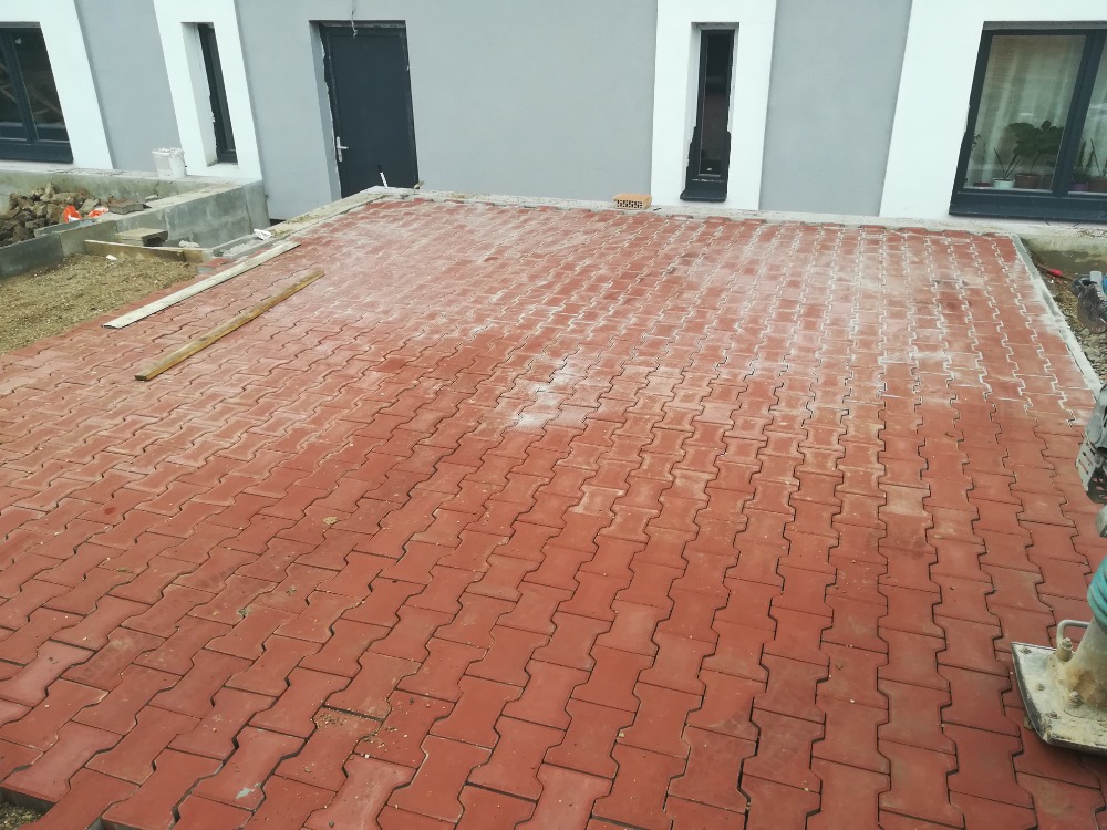 Schodiště, terasy a dlažba