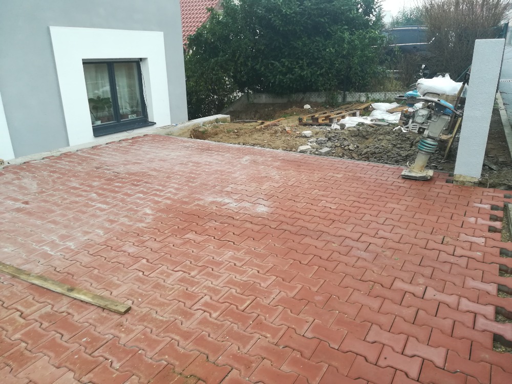 Schodiště, terasy a dlažba