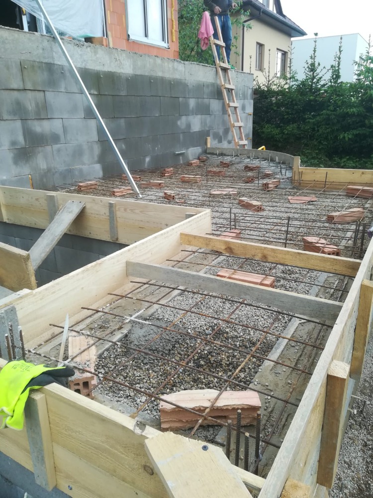 Schodiště, terasy a dlažba