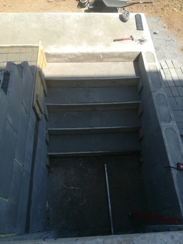 Schodiště, terasy a dlažba