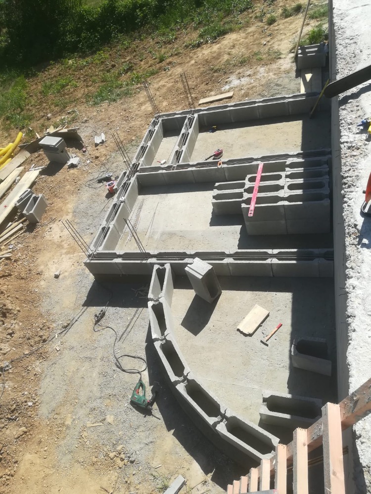 Schodiště, terasy a dlažba