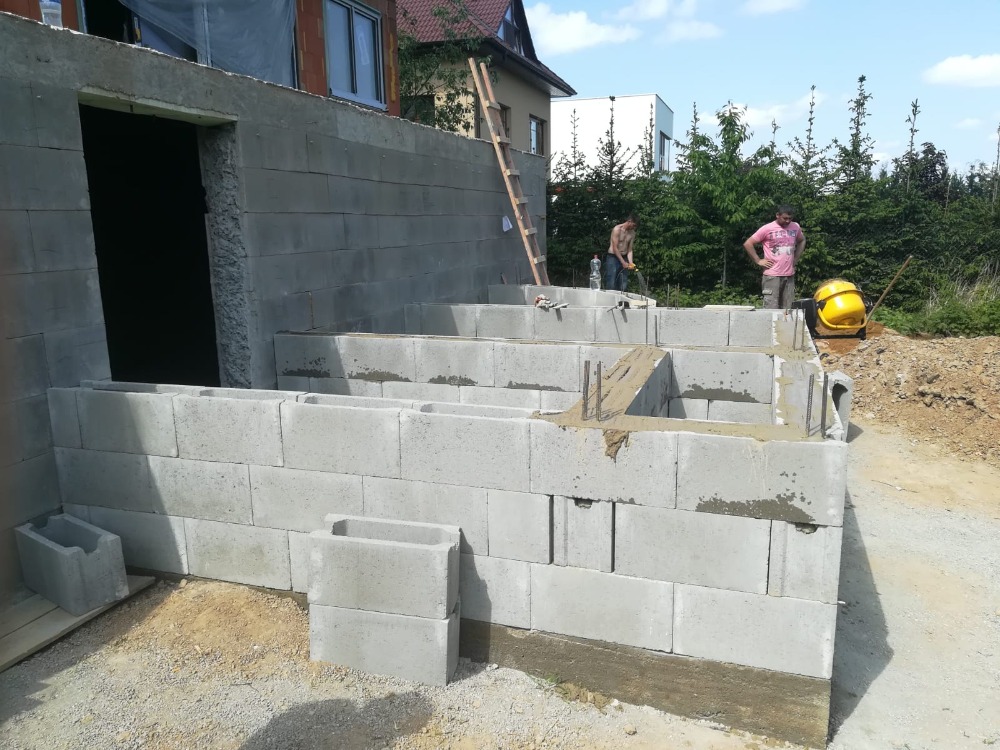 Schodiště, terasy a dlažba